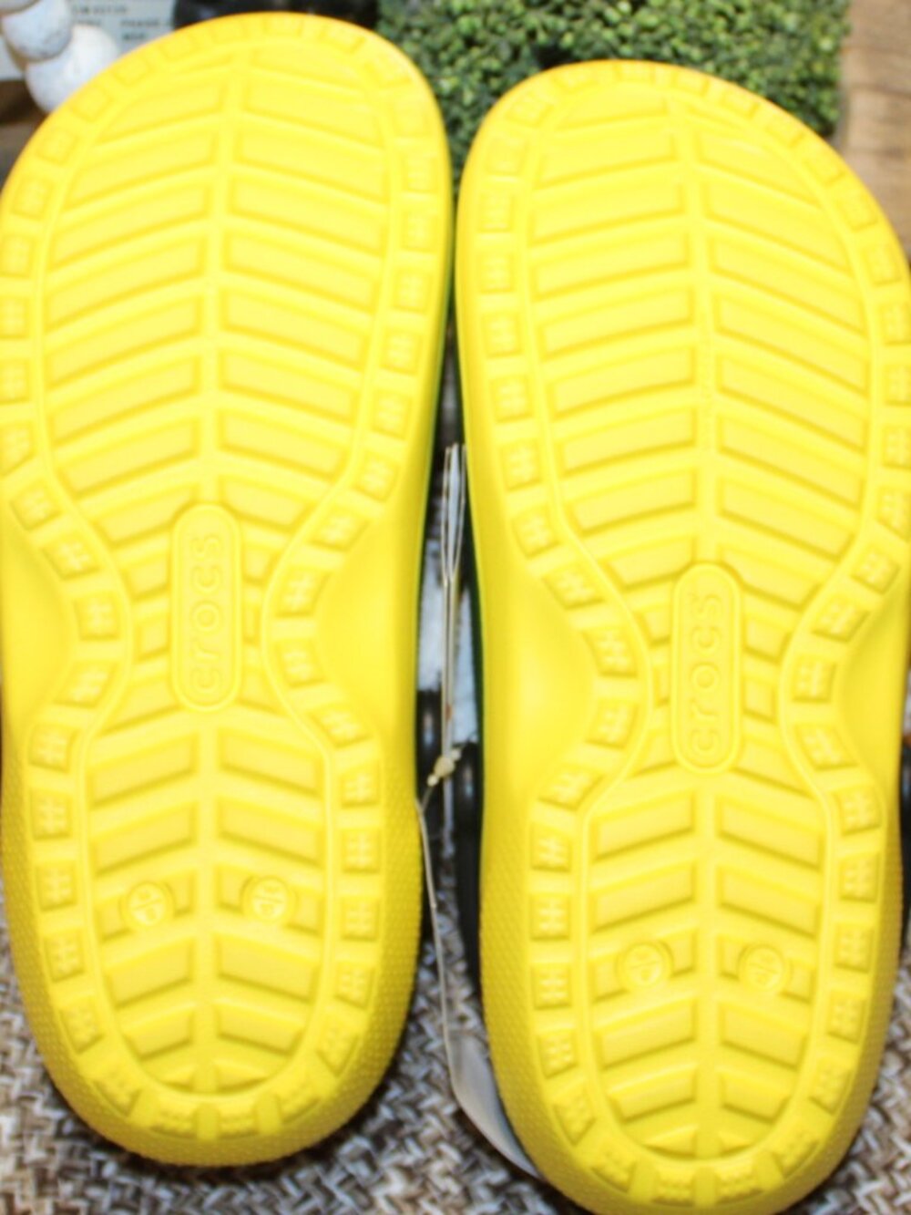 NWT Women's fur lined ELF Crocs women's size 10. SUPER CUTE AND FUN! - Picture 11 of 11